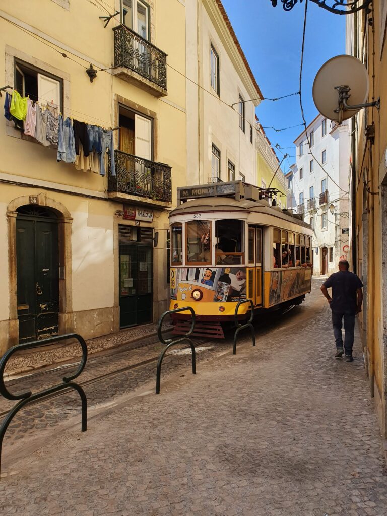 tram dat rijd door de kleine straatjes in lisabon