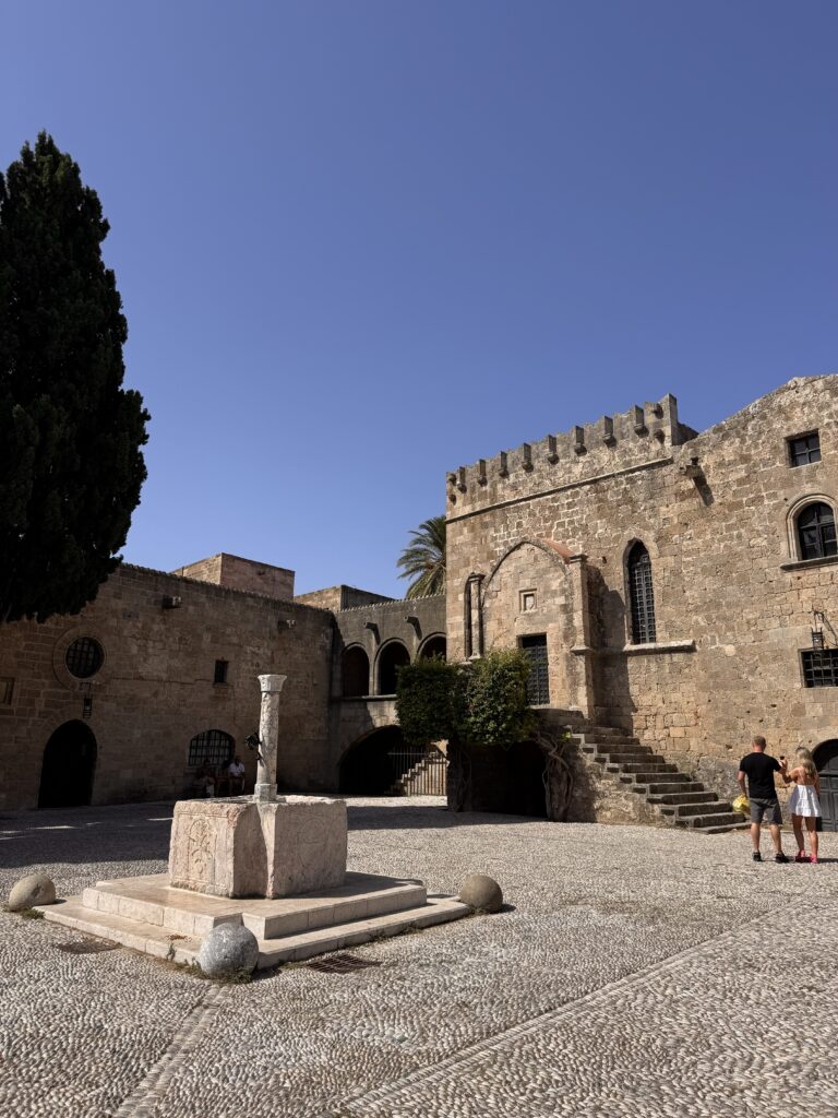 Uitzicht op de oude stad van Rhodos